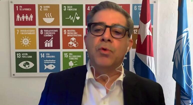 El coordinador residente en Cuba, Francisco Pichón, informa a los periodistas sobre la situación en el país.